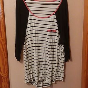 Black/white coral top